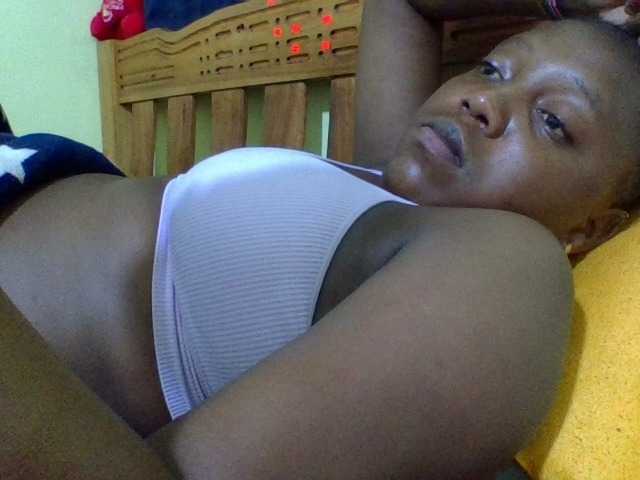 Roseroca33 live cam on BongaCams
