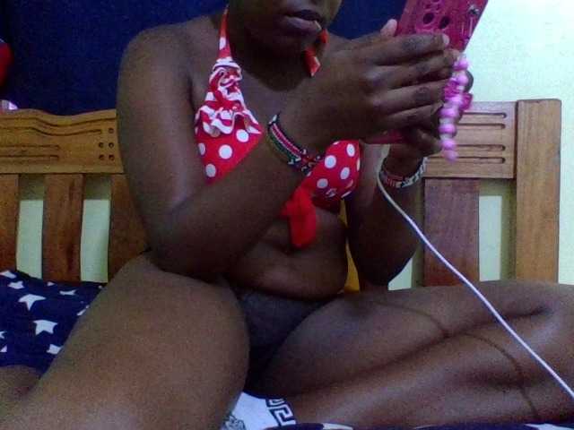 Roseroca33 live cam on BongaCams