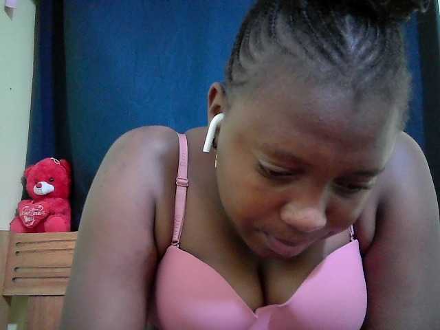 Roseroca33 live cam on BongaCams