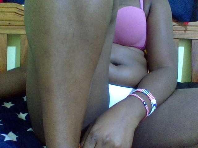 Roseroca33 live cam on BongaCams