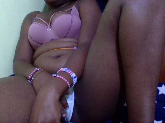 Roseroca33 live cam on BongaCams