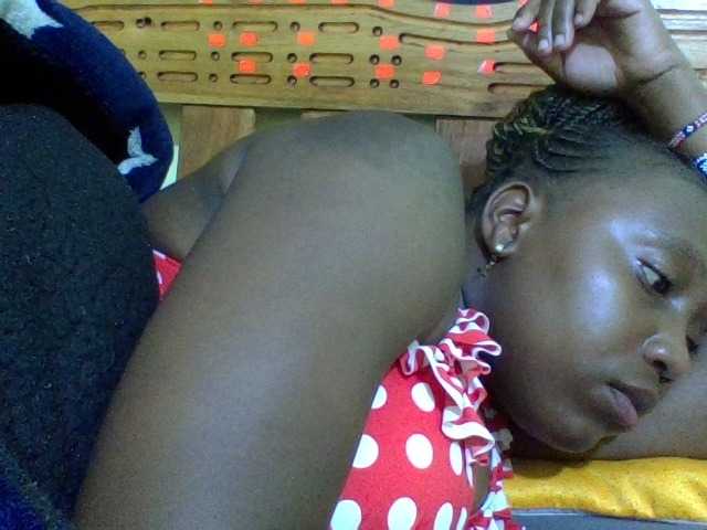 Roseroca33 live cam on BongaCams