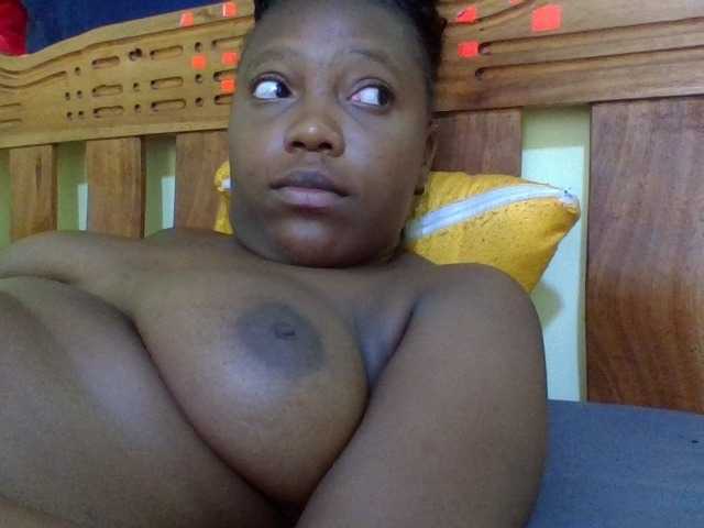 Roseroca33 live cam on BongaCams