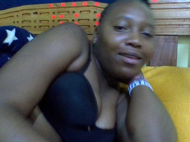 Roseroca33 live cam on BongaCams