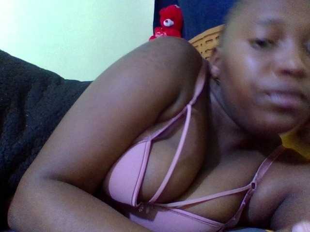 Roseroca33 live cam on BongaCams