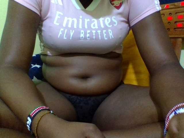 Roseroca33 live cam on BongaCams