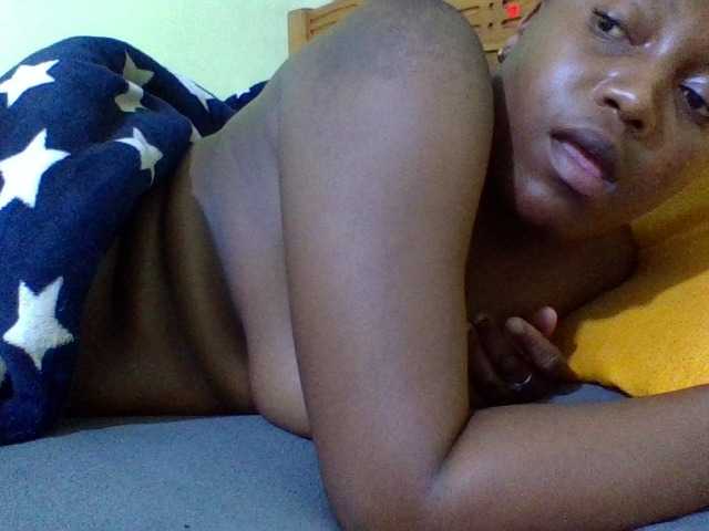 Roseroca33 live cam on BongaCams