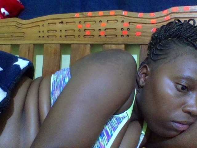 Roseroca33 live cam on BongaCams