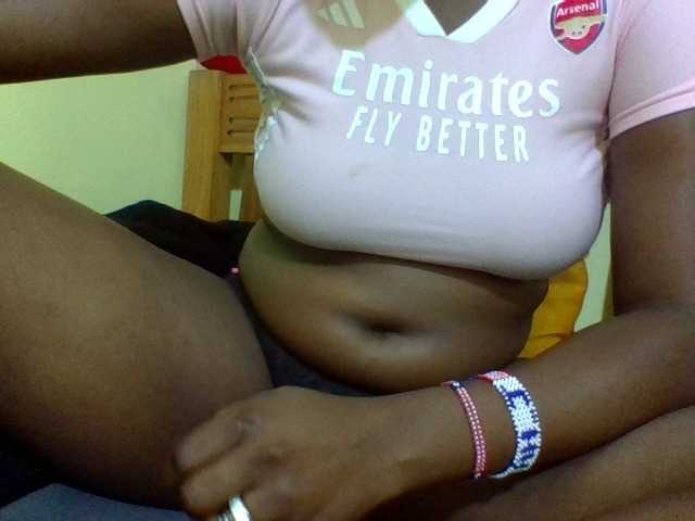 Roseroca33 live cam on BongaCams