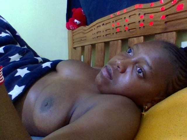 Roseroca33 live cam on BongaCams