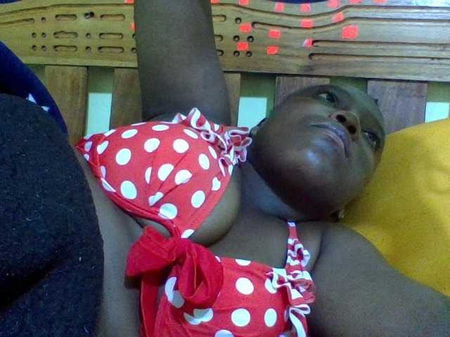 Roseroca33 live cam on BongaCams