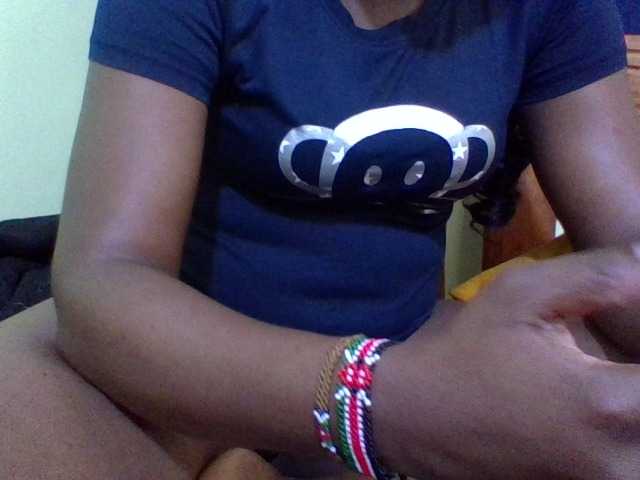 Roseroca33 live cam on BongaCams