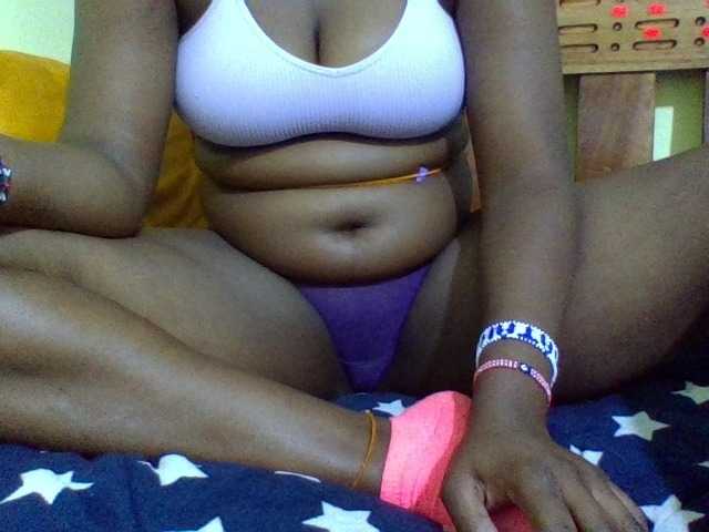 Roseroca33 live cam on BongaCams