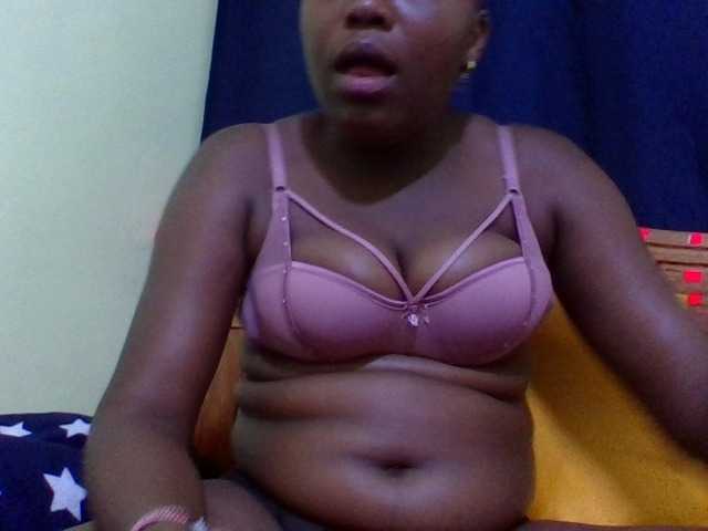 Roseroca33 live cam on BongaCams