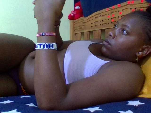 Roseroca33 live cam on BongaCams