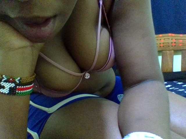 Roseroca33 live cam on BongaCams
