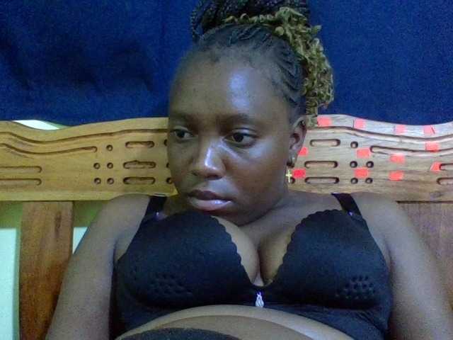 Roseroca33 live cam on BongaCams