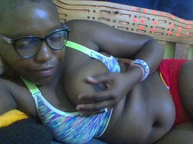 Roseroca33 live cam on BongaCams