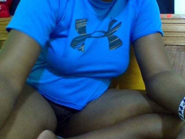 Roseroca33 live cam on BongaCams