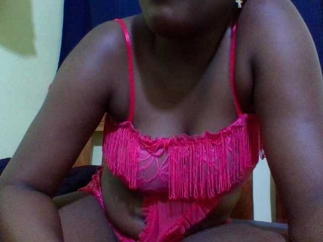 Roseroca33 live cam on BongaCams