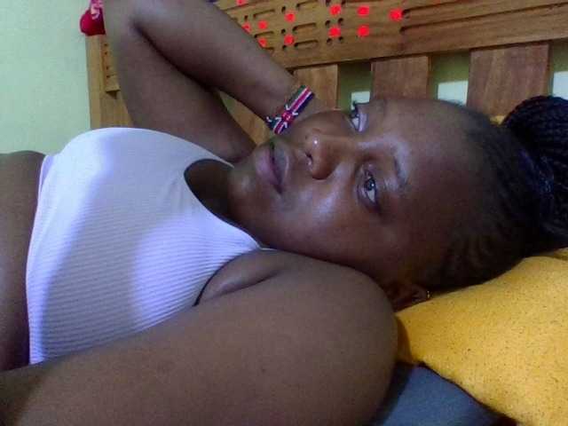 Roseroca33 live cam on BongaCams