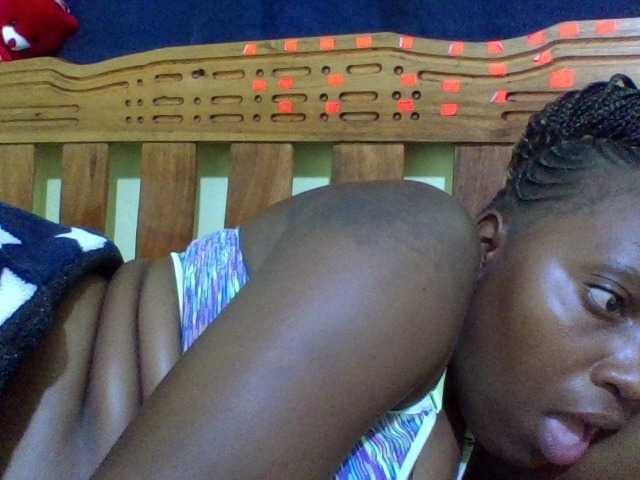 Roseroca33 live cam on BongaCams