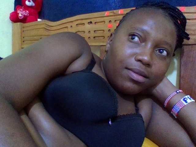 Roseroca33 live cam on BongaCams