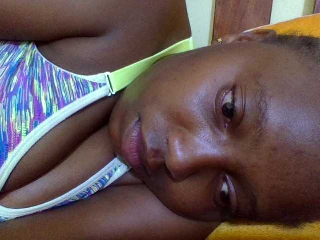 Roseroca33 live cam on BongaCams