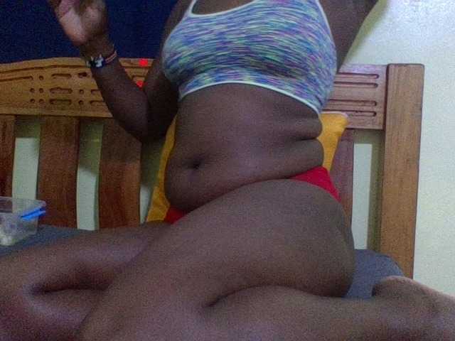 Roseroca33 live cam on BongaCams