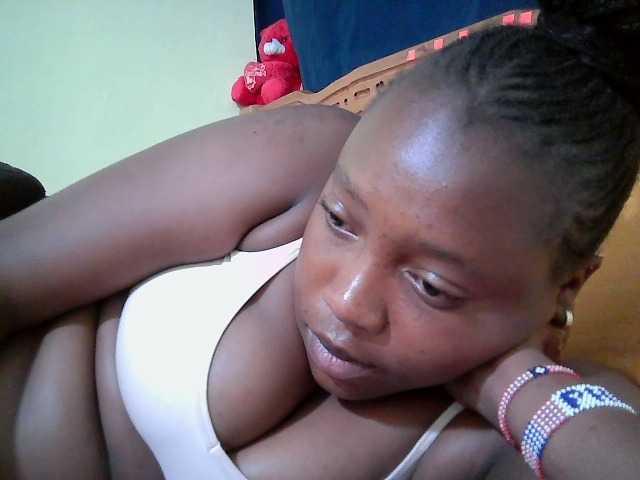 Roseroca33 live cam on BongaCams
