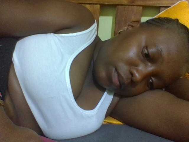 Roseroca33 live cam on BongaCams