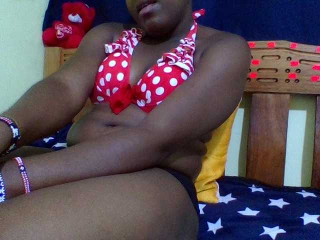 Roseroca33 live cam on BongaCams