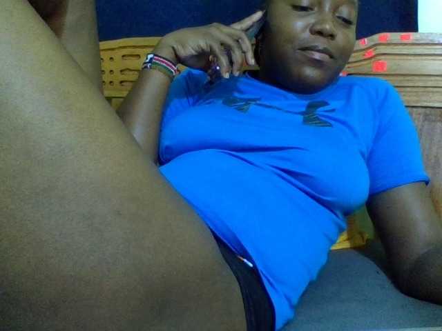 Roseroca33 live cam on BongaCams