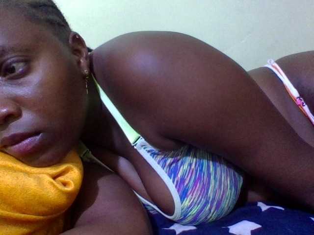 Roseroca33 live cam on BongaCams