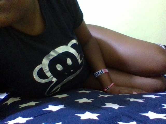 Roseroca33 live cam on BongaCams