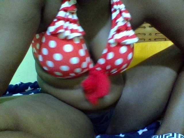 Roseroca33 live cam on BongaCams