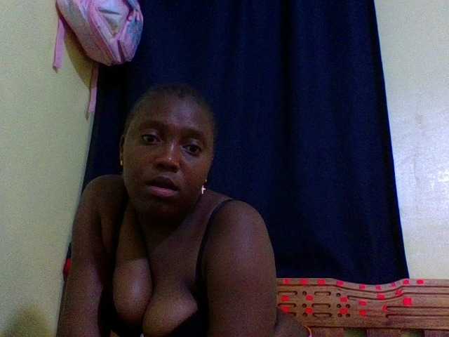 Roseroca33 live cam on BongaCams