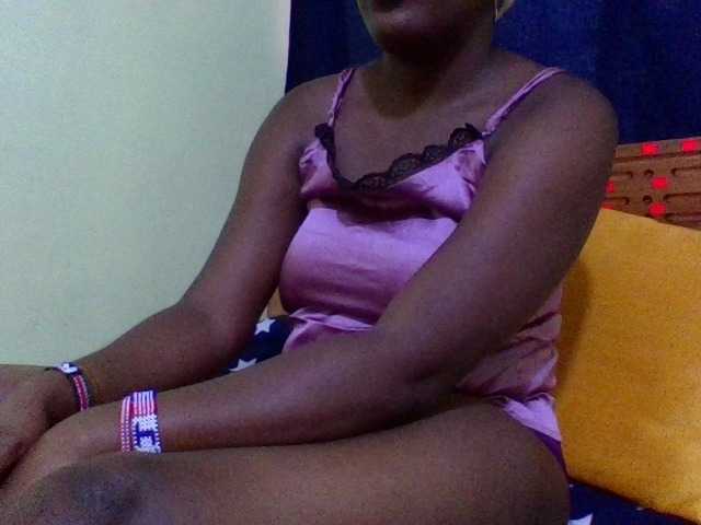 Roseroca33 live cam on BongaCams