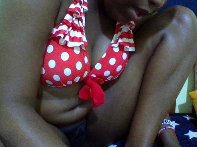 Roseroca33 live cam on BongaCams