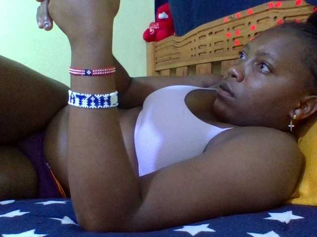 Roseroca33 live cam on BongaCams