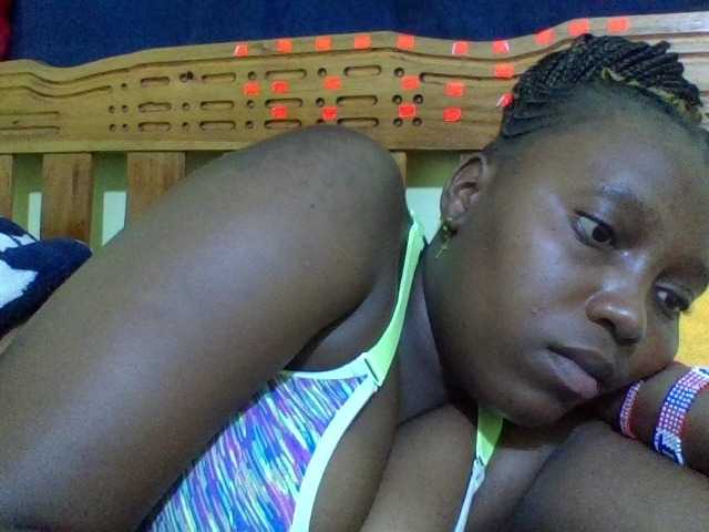 Roseroca33 live cam on BongaCams