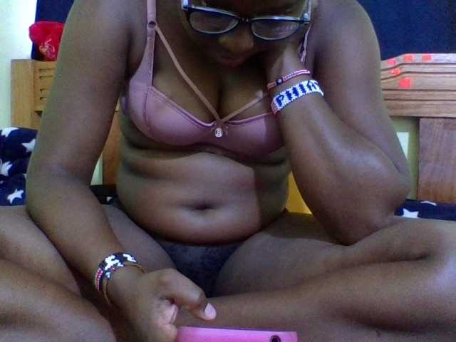 Roseroca33 live cam on BongaCams