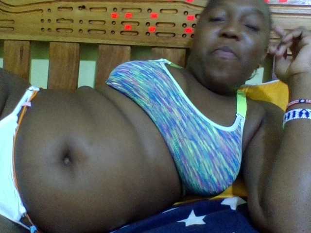 Roseroca33 live cam on BongaCams