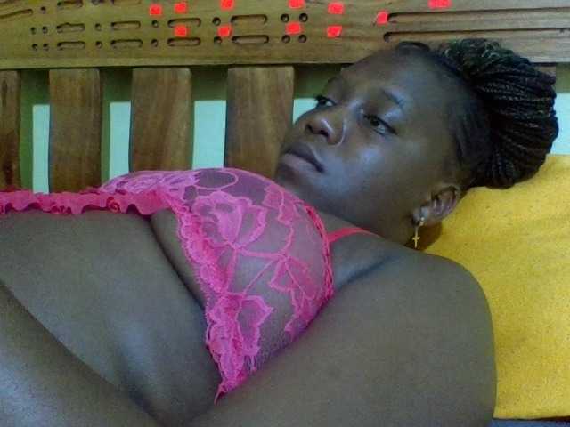 Roseroca33 live cam on BongaCams