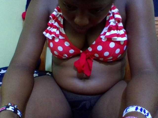 Roseroca33 live cam on BongaCams
