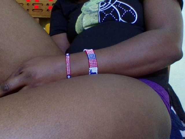Roseroca33 live cam on BongaCams