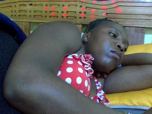 Roseroca33 live cam on BongaCams