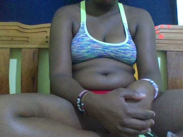 Roseroca33 live cam on BongaCams