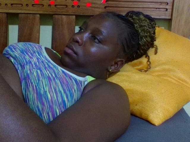 Roseroca33 live cam on BongaCams