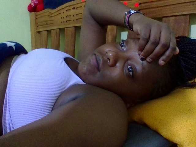 Roseroca33 live cam on BongaCams
